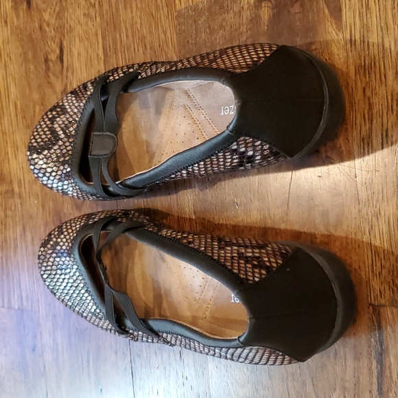 Womens Naturalizer snakeskin ballet flats are a size 8.5 - Picture 3 of 5